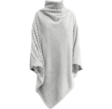 Ribbad poncho med polokrage av mjukt material.