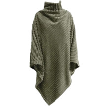 Grön poncho med polokrage och ribbstruktur.