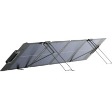 Vikbar solpanel med fyra segment och integrerade stödben för mobil användning.