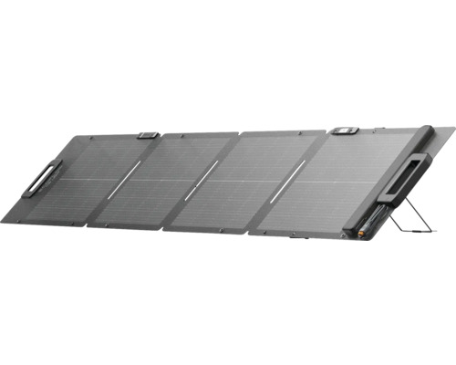 Bärbar EcoFlow solpanel med fyra vikbara segment och integrerat stativ.