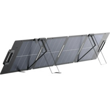 Vikbar solpanel med fyra moduler och utfällbara stativ för mobil strömförsörjning.