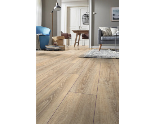 Laminatgolv i eklook i ett ljust, modernt inrett vardagsrum med soffa och matplats.