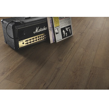 Laminatgolv i eklook med Marshall-förstärkare och vinylskivor i ett modernt rum.