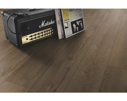Laminatgolv i eklook med Marshall-förstärkare och vinylskivor i ett modernt rum.