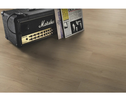 Laminatgolv i ljus eklook med autentisk träådring, kombinerat med en gitarrförstärkare med Marshall Logo och vinylskivor.