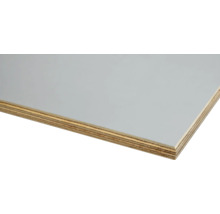 Plywoodskiva med grå yta och synliga träskikt på kanten.