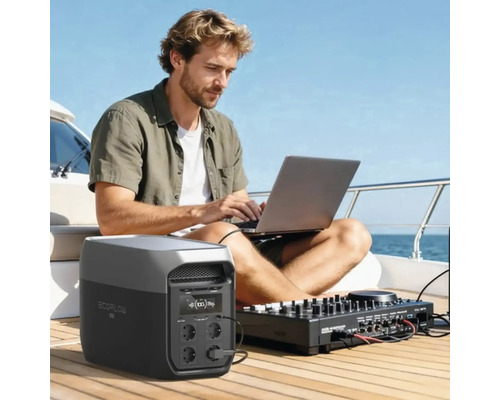 En man på en båt använder bärbar dator och mixer, ansluten till ett bärbart EcoFlow-kraftverk på ett ljust trädäck.