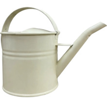 Vattenkanna i metall i krämvit färg med stort handtag och lång pip.
