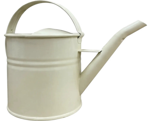Vattenkanna i metall i krämvit färg med stort handtag och lång pip.