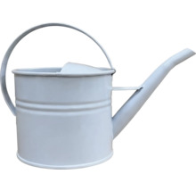 Vit vattenkanna i metall med handtag och lång pip.