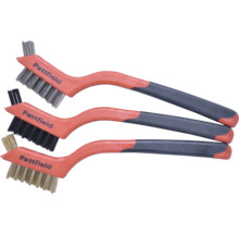 Pattfield stålborstset med tre borstar med borst av stål, nylon och mässing samt ergonomiska handtag i orange och svart.