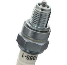 Tändstift av metall med vit keramisk isolator, gänga och sexkantsmutter.