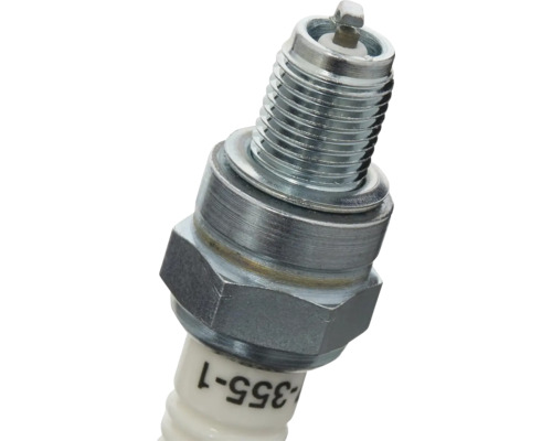 Tändstift av metall med vit keramisk isolator, gänga och sexkantsmutter.