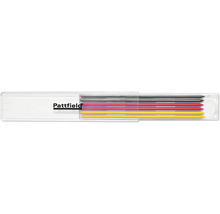 Gråa, röda och gula Pattfield reservstift för djuphålsmärkare i en plastask med Pattfield Logo.