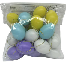 Set med färgade påskägg av plast med gyllene upphängningssnören i en genomskinlig påse.