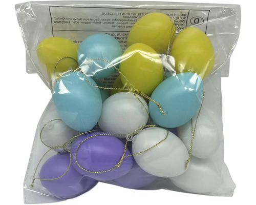 Set med färgade påskägg av plast med gyllene upphängningssnören i en genomskinlig påse.