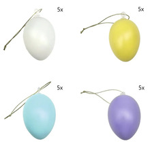 Set med 20 påskägg i plast för upphängning, 5 stycken vardera i vitt, gult, blått och lila.