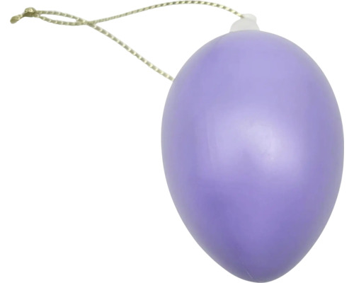 Lila påskägg av plast med ett tunt upphängningssnöre för påskdekoration.