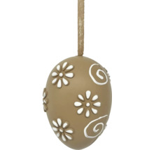 Dekorativt brunt påskägg för upphängning med vitt reliefmönster av blommor och spiraler.