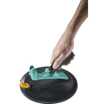 Wolfcraft centreringsstöd för hålsågar med sugkopp och handtag, hålls av en hand.