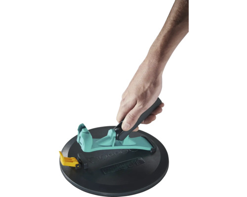 Wolfcraft centreringsstöd för hålsågar med sugkopp och handtag, hålls av en hand.