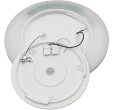 Baksida av en rund LED-taklampa i vit plast med monteringsplatta och synliga kablar.