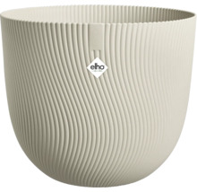 Gräddvit rund Elho blomkruka i plast med vertikal vågstruktur och Elho logotyp.