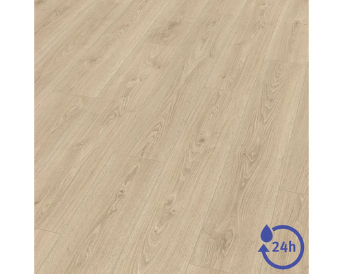 Laminatgolv med träutseende, ådring och kvistar, med symbol för 24 timmars vattentålighet.