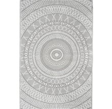 Utomhusmatta med cirkelformat mandalamönster och vävd struktur.