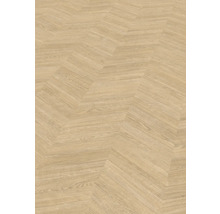 Golv i trädekor med chevronmönster.