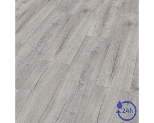 Laminatgolv med trälook och 24 timmars vattenresistens.