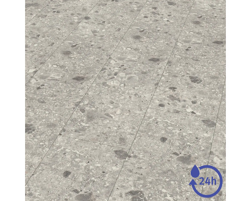 Golvbeläggning i stenlook med terrazzomönster i grå toner och symbol för tjugofyra timmars vattenskydd.