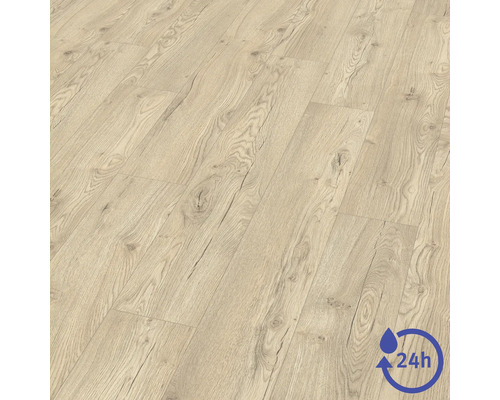 Laminatgolv i ljust träutseende med ådring och kvistar. Märkning för 24 timmars vattenbeständighet.