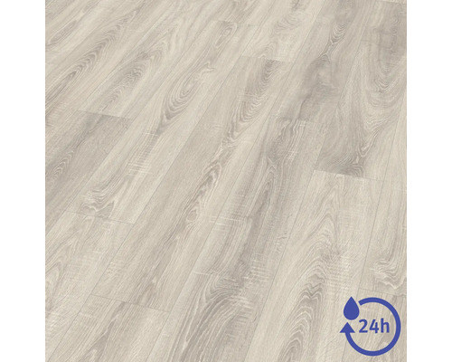 Laminatgolv med trädekor och tjugofyra timmars vattentålighet.