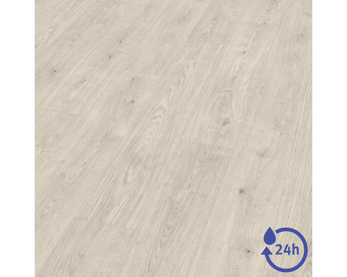 Laminatgolv i ljus trälook med synlig ådring och symbol för 24 timmars vattenskydd.