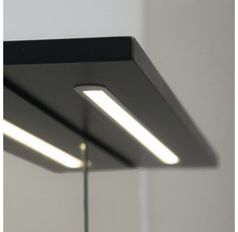 Detaljbild av en svart badrumslampa med LED-belysning