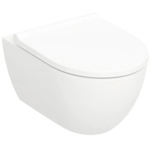 Vägghängd toalett i vit keramik med stängt lock.