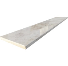 Polerad fönsterbänk av natursten med mönster.