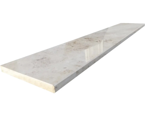 Fönsterbräda av natursten med polerad yta och diskret ådring.