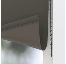 Närbild på en antracitgrå rullgardin med en svart kulkedja för fönstermontering.