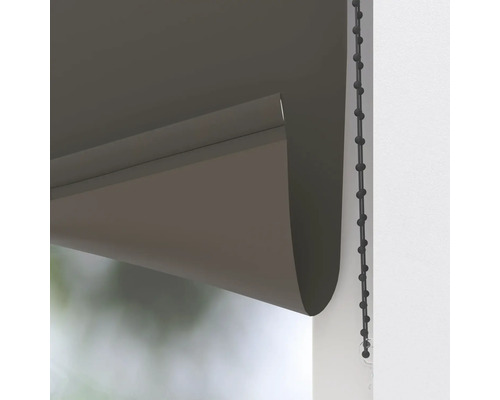 Närbild på en antracitgrå rullgardin med en svart kulkedja för fönstermontering.