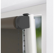 Mörkbrun rullgardin utan borrning med klämfix-fäste på vit fönsterkarm.