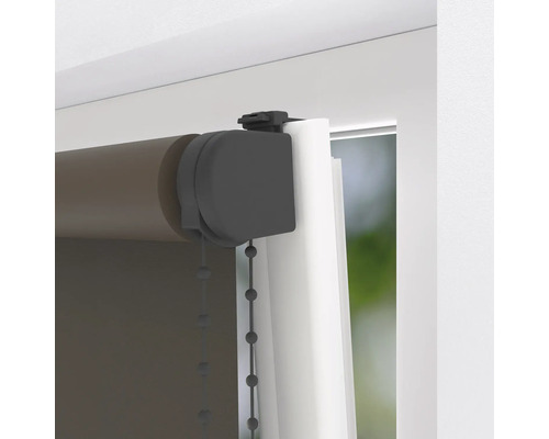 Mörkbrun rullgardin utan borrning med klämfix-fäste på vit fönsterkarm.