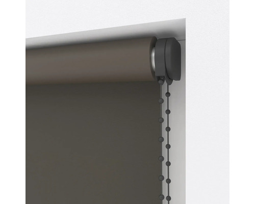 Rullgardin med pärlkedja och hållare för montering i fönsternisch.