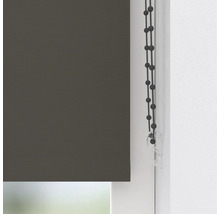 Mörkgrå rullgardin med kulkedja och säkerhetsklämma på fönsterkarmen.