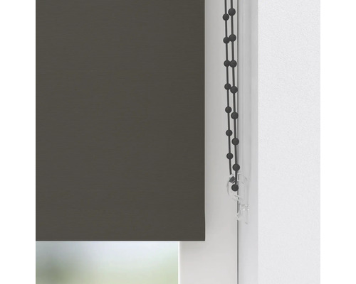 Mörkgrå rullgardin med kulkedja och säkerhetsklämma på fönsterkarmen.
