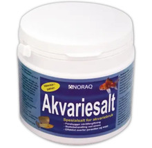 Noraq akvariesalt i en vit plastburk för förebyggande av sjukdomar och stress hos fiskar.
