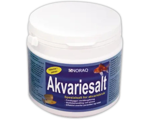 Noraq akvariesalt i en vit plastburk för förebyggande av sjukdomar och stress hos fiskar.