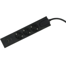 Svart grenuttag med 3 uttag, USB-A- och USB-C-portar samt strömbrytare.