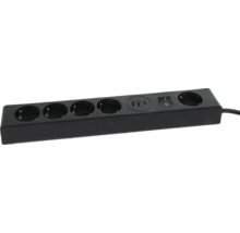 Svart grenuttag med 5 uttag, strömbrytare, två USB-A-portar och en USB-C-port.